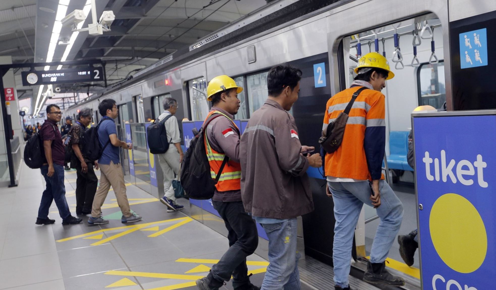 Jangan Norak, Ini 42 Aturan dan Larangan Saat Naik MRT