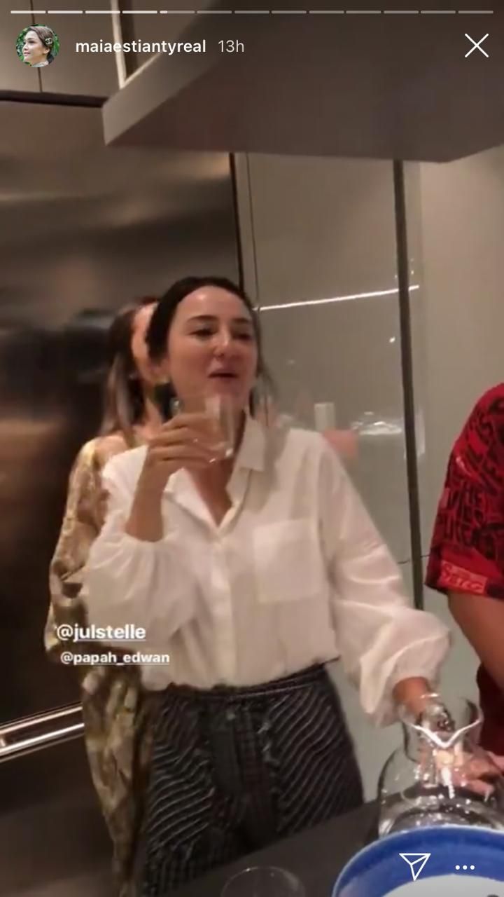 Di Kabarkan Bahwa Julie Estelle Dalam Waktu Dekat Ini Akan Lamaran Di Surabaya