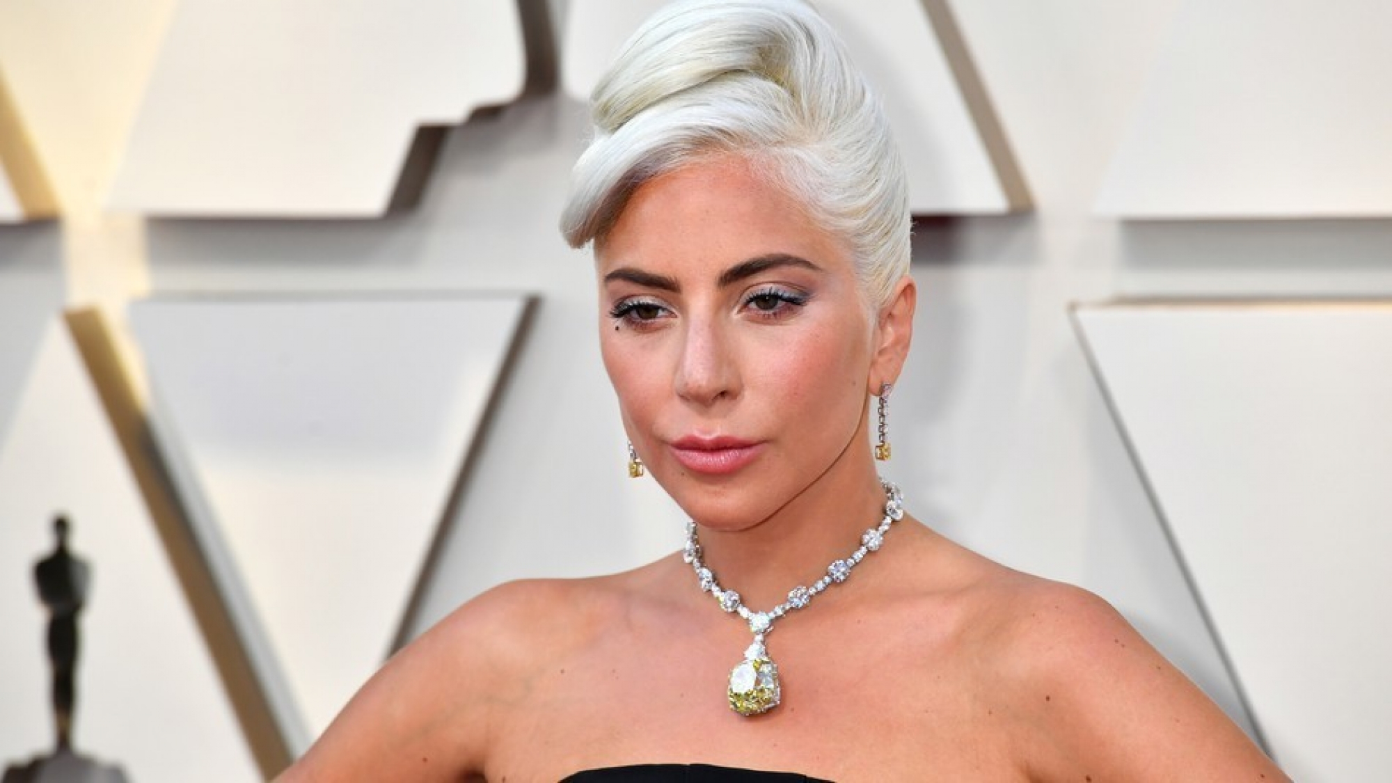 Mengejutkan, Lady Gaga Mengkonfirmasi Telah Putus Dari Tunangannya