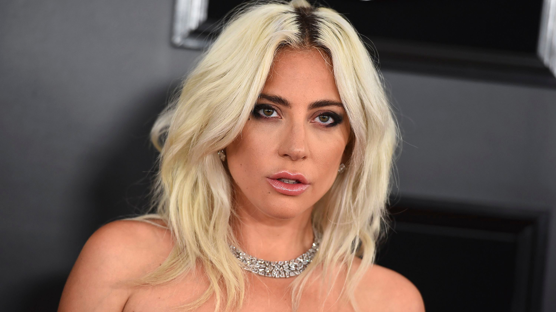 Mengejutkan, Lady Gaga Mengkonfirmasi Telah Putus Dari Tunangannya