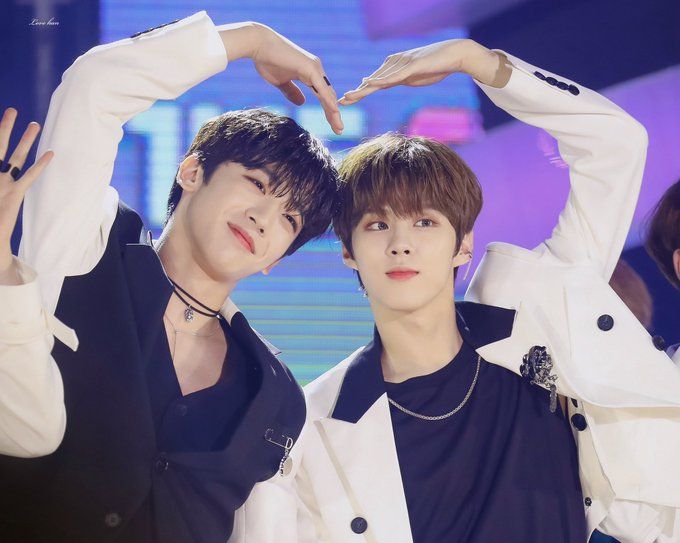 Sempat Bersaing Merebut Posisi Center Produce X 101, Inilah 10 Foto Kedekatan Kim Yoo Han dan Kim Woo Seok X1