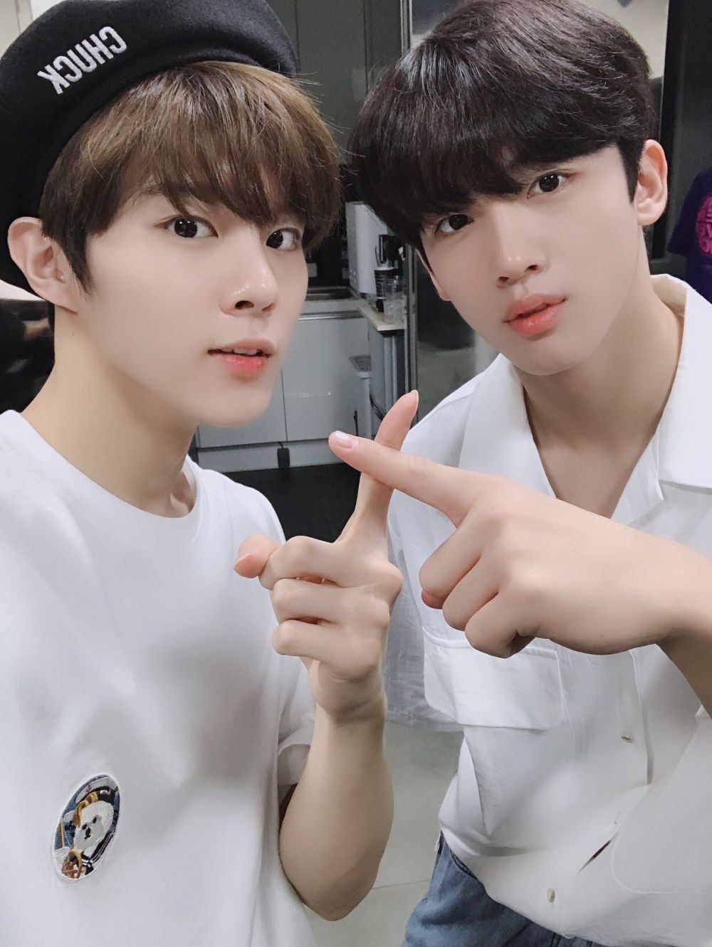 Sempat Bersaing Merebut Posisi Center Produce X 101, Inilah 10 Foto Kedekatan Kim Yoo Han dan Kim Woo Seok X1