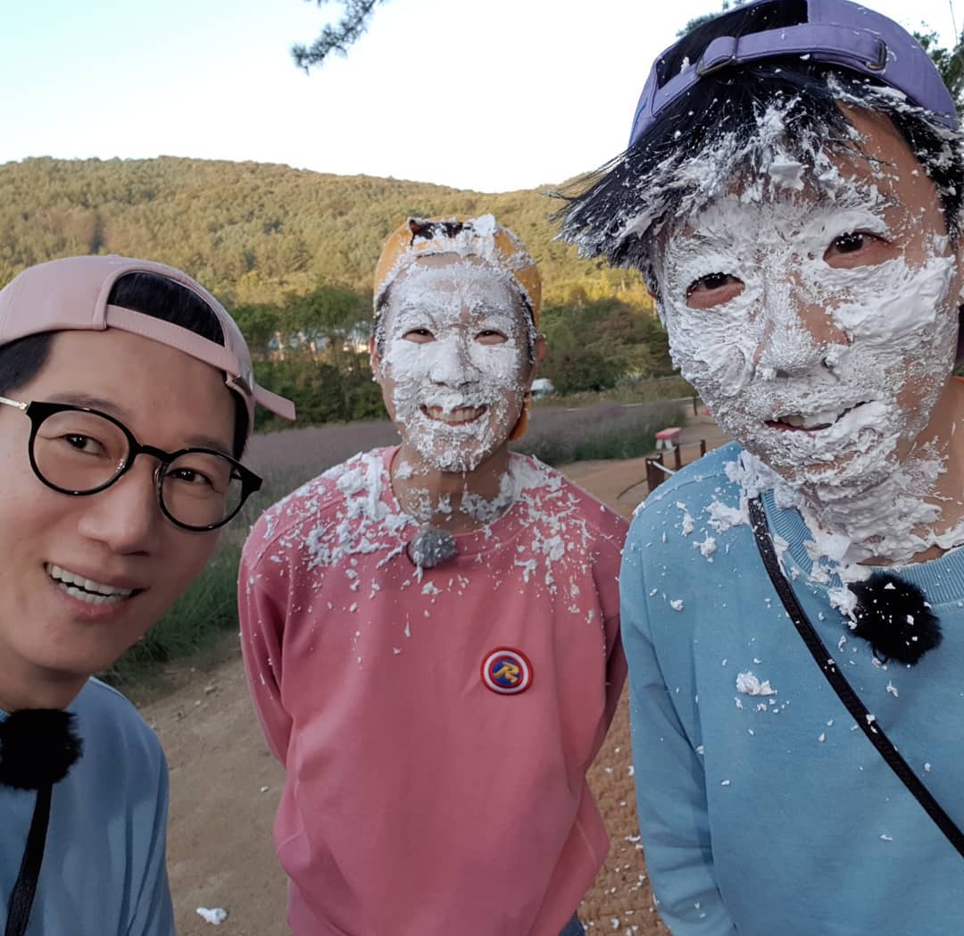 10 Potret Kekompakan Yoo Jae Suk dan Jee Seok Jin, Member Tertua di Running Man