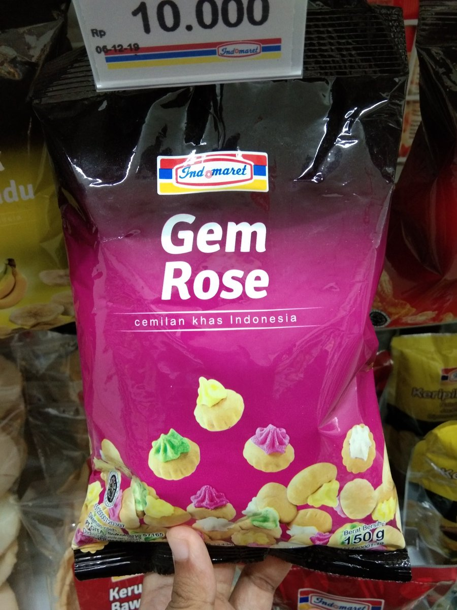 Sering disebut “Kue monas” atau “kue kancing”, nama kue ini sebenarnya “Gem Rose”