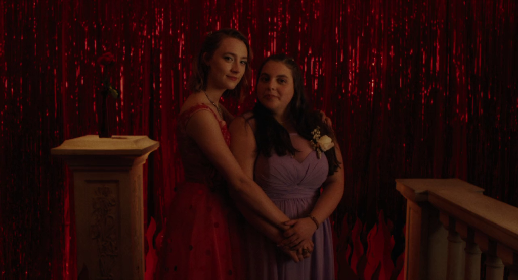 Lady Bird bersama Julie di prom night