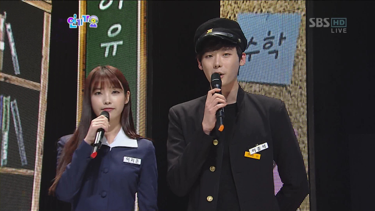 IU dan Lee Jong Suk saat menjadi MC Inkigayo