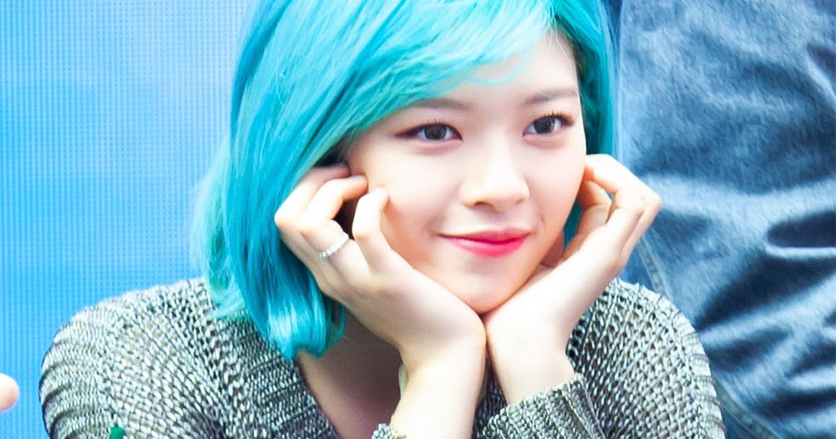 Potret Yoo Jeongyeon TWICE dengan rambut birunya.