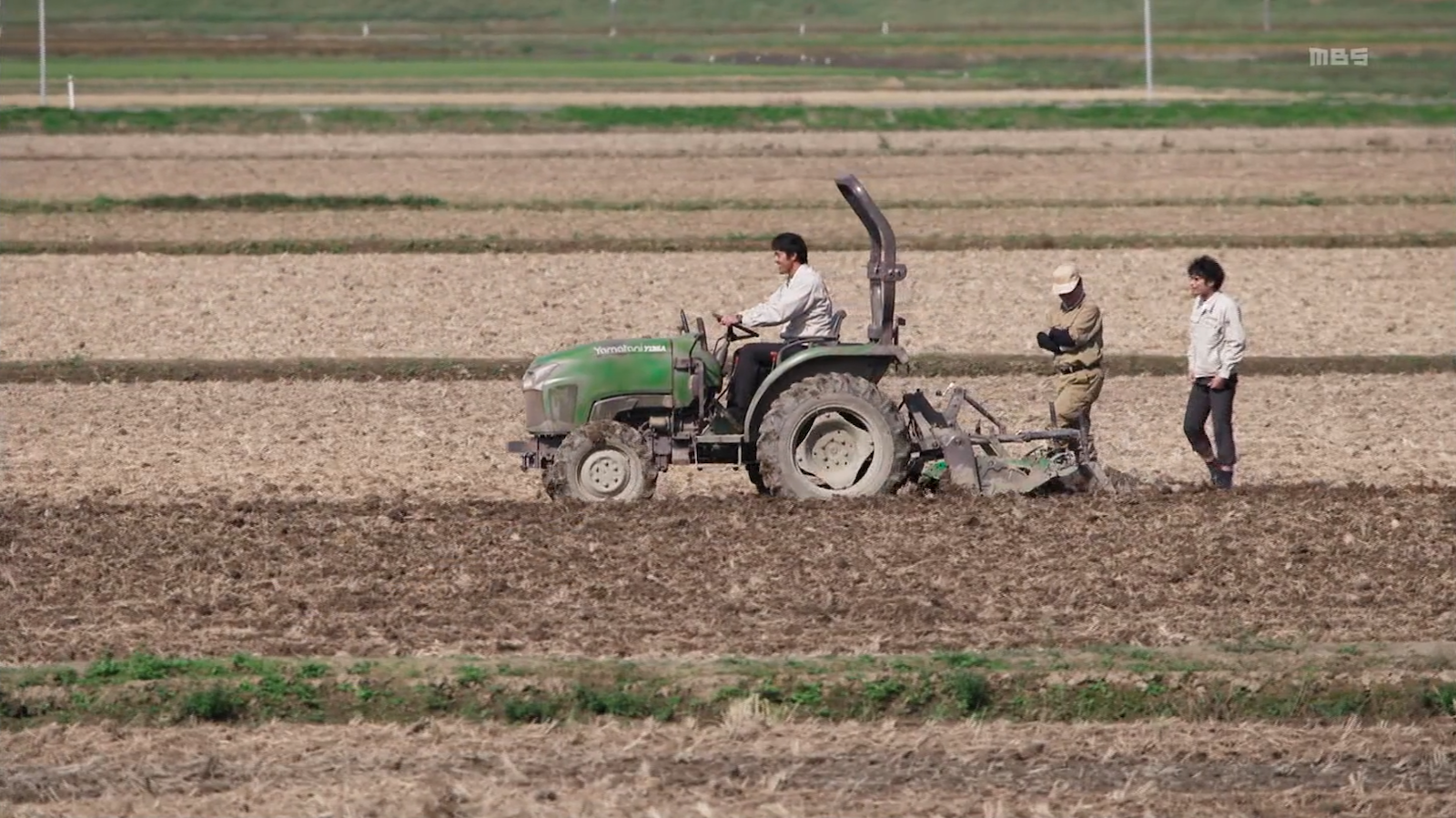 Tsukuda mengoperasikan traktor