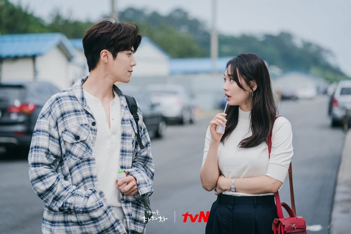 Adu Peran Antara Kim Seon-ho & Shin Min-ah di Drama Hometown Cha Cha Cha