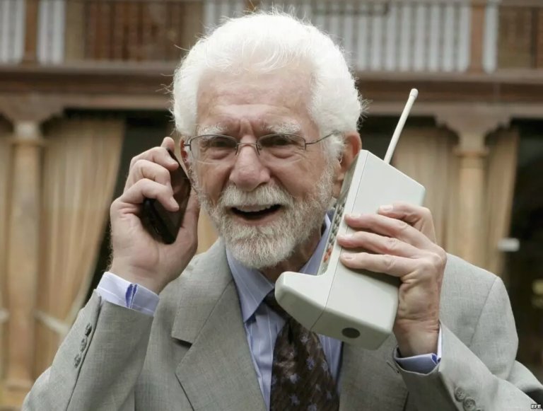 Martin Marty Cooper penemu handphone pertama kali tahun 1973 bernama motorolla