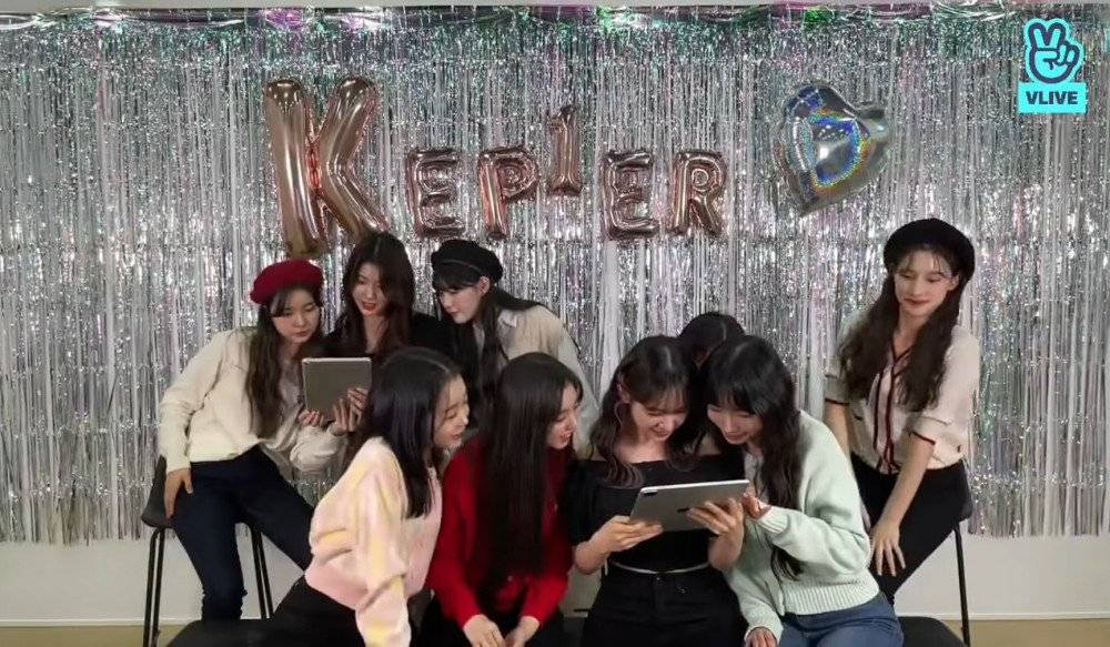 Foto kesembilan member KEP1ER saat siaran VLIVE berlangsung (4/11).