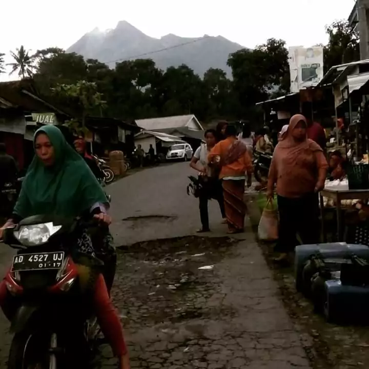 Pasar Tradisional Surowono di Lereng Merapi Klaten