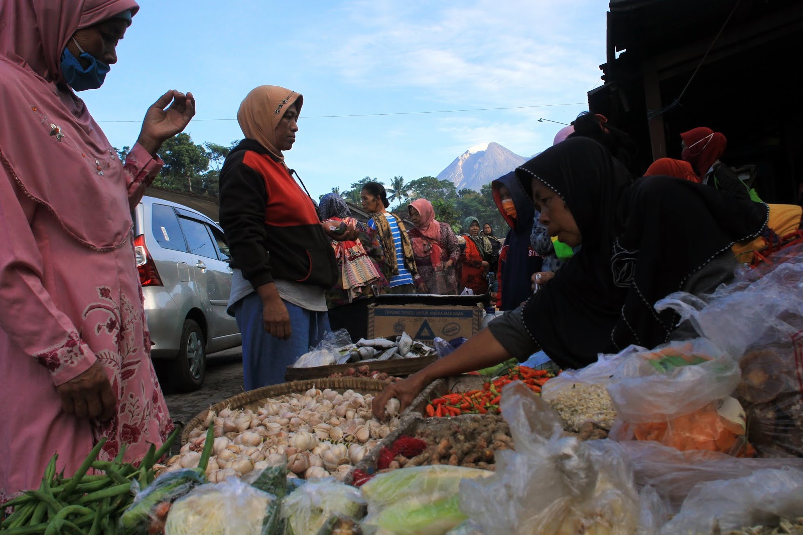 Pasar Tradisional Surowono di Lereng Merapi Klaten