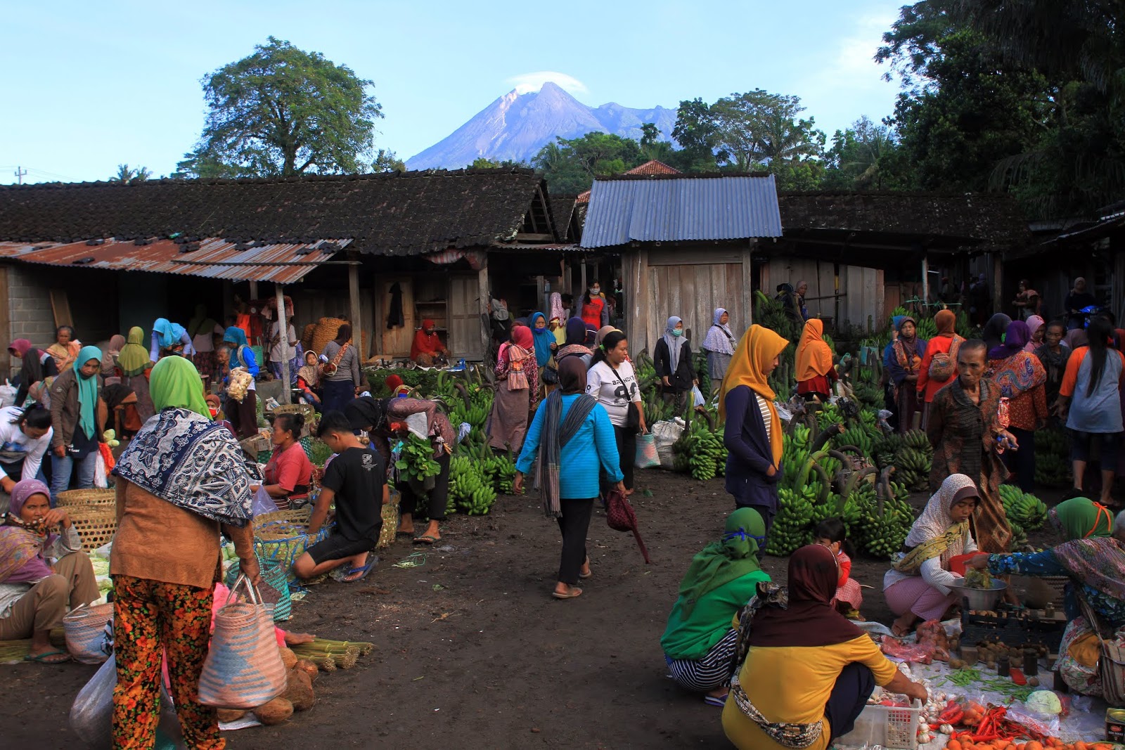 Pasar Tradisional Surowono di Lereng Merapi Klaten