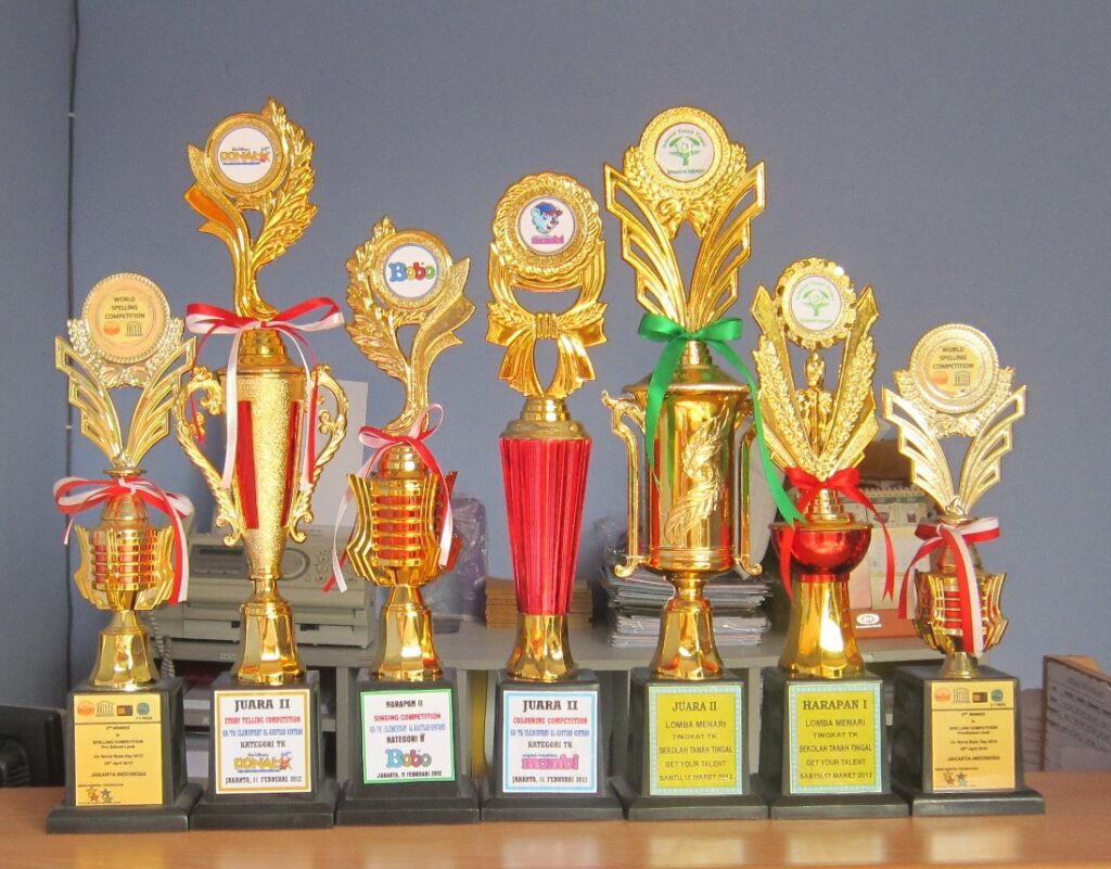 Kenapa Piala Milik Kita di Sekolah Nggak Bisa Dibawa Pulang? 1 Kenapa Piala Milik Kita di Sekolah Nggak Bisa Dibawa Pulang?