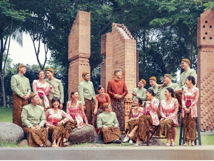 Foto Vidi dan Sheila Dara bersama pengiring pengantin mereka nanti. Instagram.com/vidialdiano (https://www.instagram.com/p/CYGynVJvEnk/?utm_medium=copy_link)