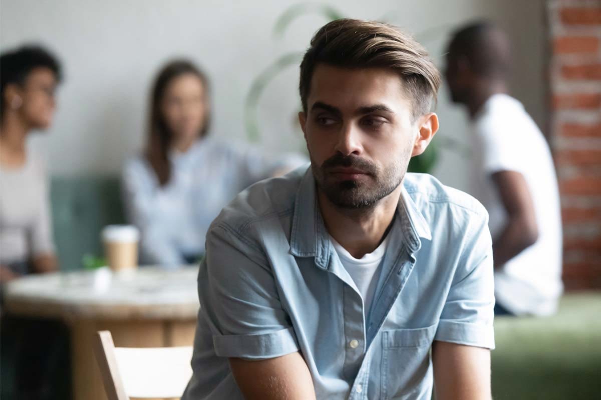 Alasan Orang Introvert Sering Menolak Tawaran Kumpul Bersama Teman atau Keluarga Besar