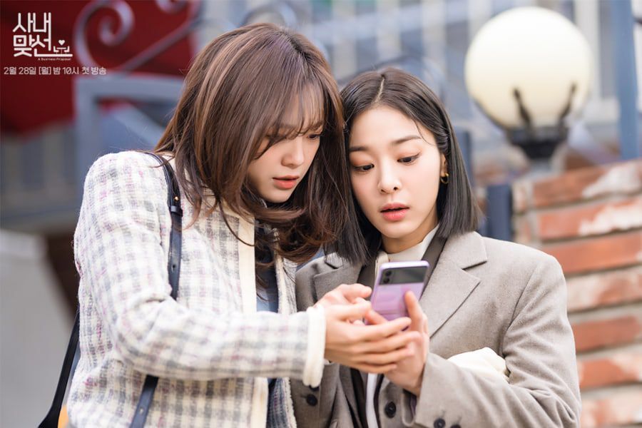 Kim Sejeon & Seol In Ah Seperti Dua Kacang dalam Drama A Business Proposal