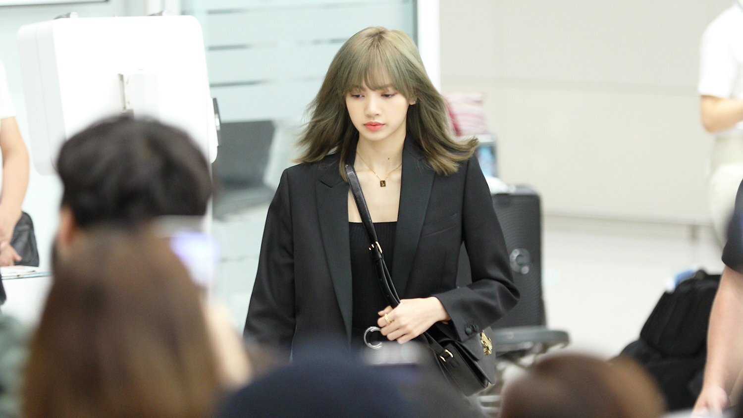 10 Ide Airport Fashion ala Lisa Blackpink, Cantik dan Kekinian!