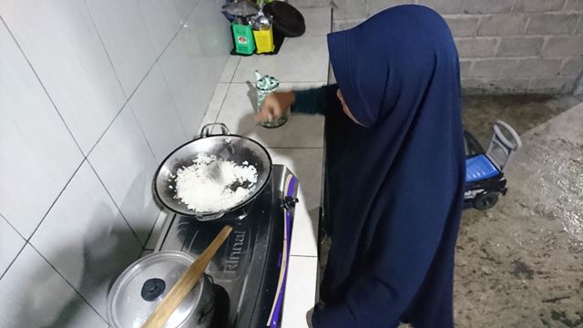 Menyiasati pengeluaran dapur dengan cara menjernihkan minyak jelantah menggunakan nasi