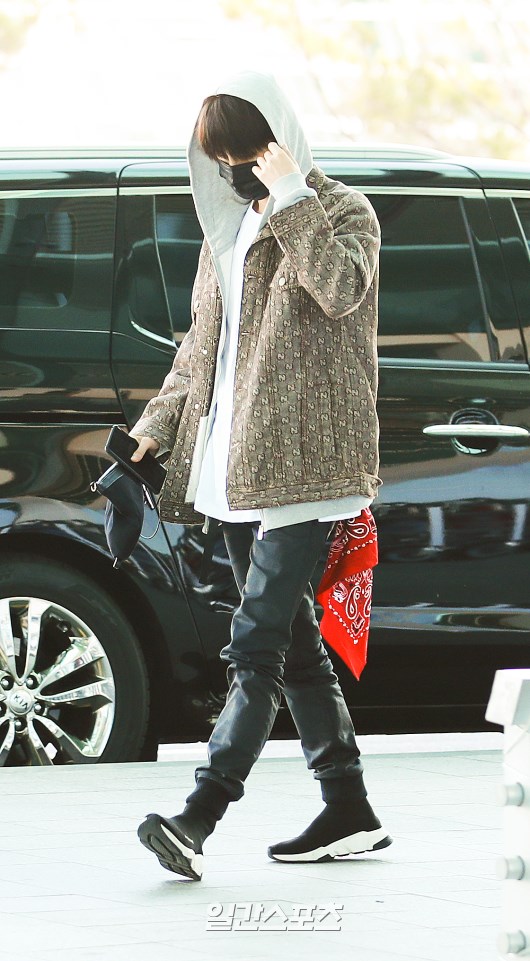 10 Gaya Airport Fashion Kece ala Hui Pentagon, Stylish Abis!