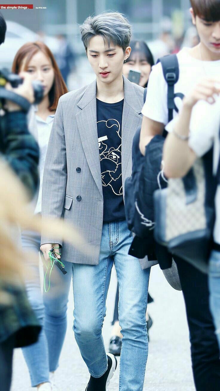 10 Gaya Airport Fashion Kece ala Hui Pentagon, Stylish Abis!