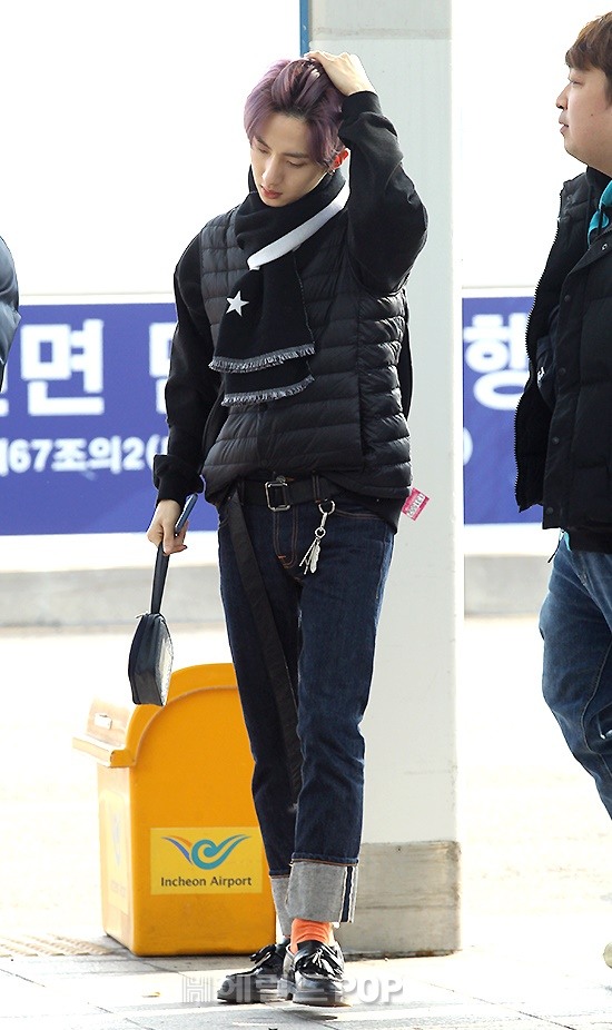 10 Gaya Airport Fashion Kece ala Hui Pentagon, Stylish Abis!