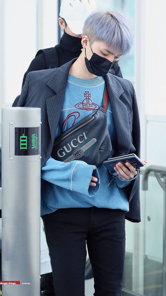 10 Gaya Airport Fashion Kece ala Hui Pentagon, Stylish Abis!