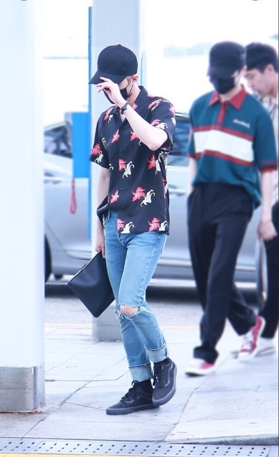 10 Gaya Airport Fashion Kece ala Hui Pentagon, Stylish Abis!