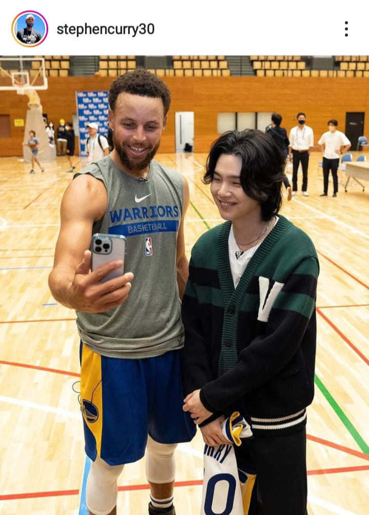 Stephen Curry dan Suga BTS melakukan Selfie bersama