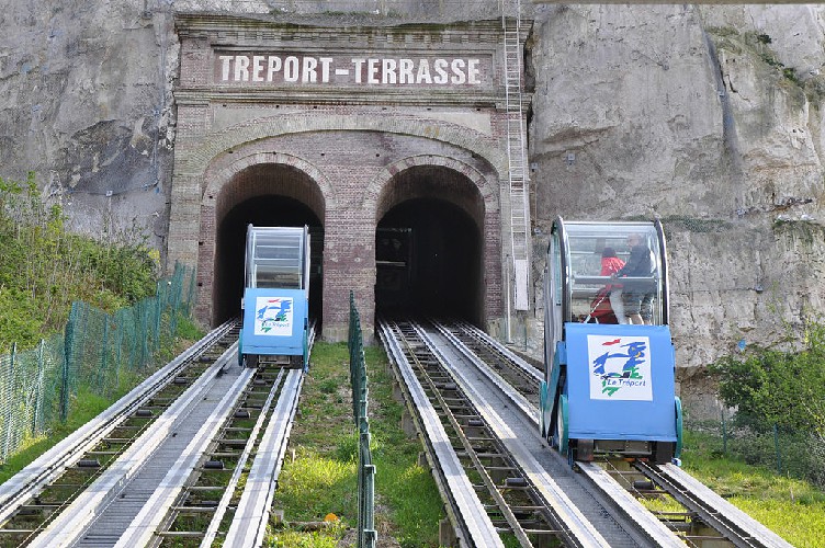 Mengenal Funicular, Kereta yang Melintas di Jalur Rel pada Tanah yang Curam