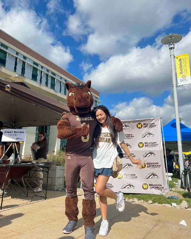 Beby Tsabina dengan maskot Western Michigan University