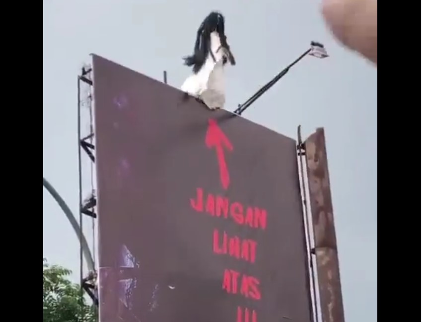 Promosi Film Pamali, Ada Hantu Nongkrong di Atas Baliho