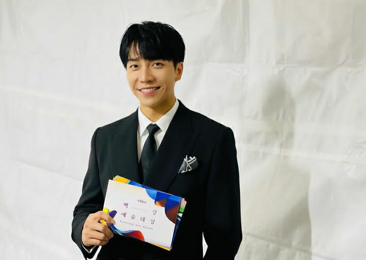 Kabar mengejutkan datang dari aktor sekaligus penyanyi Lee Seung Gi, dikabarkan bahwa selama 18 tahun Lee Seung Gi tak dibayar untuk musiknya oleh Hook Entertainment. Lalu benarkah Lee Seung Gi tak dibayar sepeserpun selama 18 tahun oleh Hook Entertainment? Seperti yang telah kita ketahui bahwa Lee Seung Gi memulai debutnya sebagai penyanyi di tahun 2004 dengan album pertamanya berjudul The Dream of Month. Dispatch mengungkapkan bahwa Lee Seung Gi tak dibayar untuk musiknya selama 18 tahun terakhir. Tak hanya itu menurut informasi yang didapatkan oleh Dispatch dari saluran yang mendistribusikan musik Lee Seung Gi. Di tahun 2006 hingga 2022 harusnya Lee Seung Gi memperoleh pendapatan sebanyak lebih dari 9,6 miliar won atau setara dengan 7,16 juta dollar. Namun dokumen yang dimiliki Hook Entertainment hilang dari tahun 2004 hingga 2009. Di tahun 2004 sendiri Hook Entertainment dan Lee Seung Gi pertama kali menandatangani kontrak dengan pembagian 40 persen Seung Gi dan 60 persen Hook Entertainment. Namun di tahun 2009 kontrak tersebut diganti menjadi Seung Gi mendapatkan 60 persen dan Hook Entertainment mendapatkan 40 persen. Dan terkahir di tahun 2017, kontrak tersebut kembali disesuaikan menjadi Seung Gi mendapat 70 persen dan agensi mendapat 30 persen. Tapi yang membuat Lee Seung Gi tak menerima uang sepeserpun karena sistem Hook Entertainment dalam menangani biaya produksi. Agensi Seung Gi meminta Ia menangani semua biaya biaya agen dan biaya produksi lainnya. Padahal biasanya artis sekelas Lee Seung Gi akan menerima pembagian biaya 80 persen dan 20 persen untuk pendapatan lalu 80 persen 20 persen untuk biaya produksi. Pihak Lee Seung Gi mengatakan bahwa mereka tidak bisa menuntut, namun akhirnya pada 17 November pihaknya ikut angkat bicara mengenai permasalahan ini. 