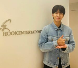 Kabar mengejutkan datang dari aktor sekaligus penyanyi Lee Seung Gi, dikabarkan bahwa selama 18 tahun Lee Seung Gi tak dibayar untuk musiknya oleh Hook Entertainment. Lalu benarkah Lee Seung Gi tak dibayar sepeserpun selama 18 tahun oleh Hook Entertainment? Seperti yang telah kita ketahui bahwa Lee Seung Gi memulai debutnya sebagai penyanyi di tahun 2004 dengan album pertamanya berjudul The Dream of Month. Dispatch mengungkapkan bahwa Lee Seung Gi tak dibayar untuk musiknya selama 18 tahun terakhir. Tak hanya itu menurut informasi yang didapatkan oleh Dispatch dari saluran yang mendistribusikan musik Lee Seung Gi. Di tahun 2006 hingga 2022 harusnya Lee Seung Gi memperoleh pendapatan sebanyak lebih dari 9,6 miliar won atau setara dengan 7,16 juta dollar. Namun dokumen yang dimiliki Hook Entertainment hilang dari tahun 2004 hingga 2009. Di tahun 2004 sendiri Hook Entertainment dan Lee Seung Gi pertama kali menandatangani kontrak dengan pembagian 40 persen Seung Gi dan 60 persen Hook Entertainment. Namun di tahun 2009 kontrak tersebut diganti menjadi Seung Gi mendapatkan 60 persen dan Hook Entertainment mendapatkan 40 persen. Dan terkahir di tahun 2017, kontrak tersebut kembali disesuaikan menjadi Seung Gi mendapat 70 persen dan agensi mendapat 30 persen. Tapi yang membuat Lee Seung Gi tak menerima uang sepeserpun karena sistem Hook Entertainment dalam menangani biaya produksi. Agensi Seung Gi meminta Ia menangani semua biaya biaya agen dan biaya produksi lainnya. Padahal biasanya artis sekelas Lee Seung Gi akan menerima pembagian biaya 80 persen dan 20 persen untuk pendapatan lalu 80 persen 20 persen untuk biaya produksi. Pihak Lee Seung Gi mengatakan bahwa mereka tidak bisa menuntut, namun akhirnya pada 17 November pihaknya ikut angkat bicara mengenai permasalahan ini.