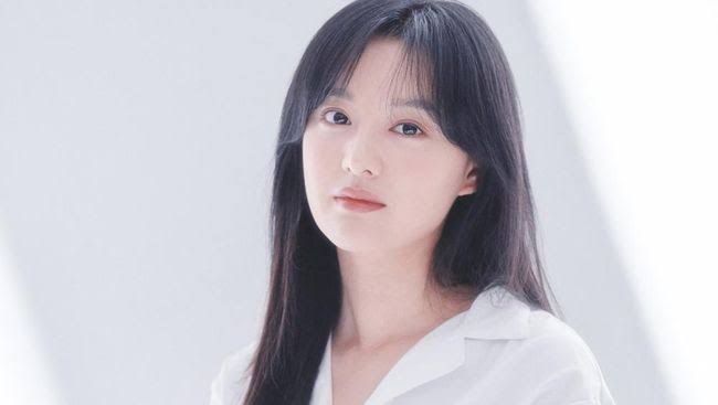 Pada tanggal 22 November 2022, beredar informasi bahwa Kim Ji Won ditawari untuk menjadi pemeran utama wanita di drama terbaru berjudul Queen Of Tears.   Namun saat ini Kim Ji Won masih mempertimbangkan untuk membintangi drama tersebut atau tidak, namun banyak netizen yang berharap Ji Won menerima tawaran tersebut.   Hal tersebut karena rencananya drama ini juga akan diperankan oleh Kim Soo Hyun sebagai pemeran utama pria.   Sehingga banyak netizen dan penggemar drama Korea yang ingin melihat Kim Ji Won dan Kim Soo Hyun beradu akting di drama ini.   Selain itu drama Queen Of Tears ini juga akan menjadi project reuni antara Kim Soo Hyun dan Park Ji Eun yang merupakan penulis dari drama My Love From The Star.   Tak hanya itu saja jika Kim Ji Won memutuskan untuk membintangi drama ini, maka Ia dan Kim Soo Hyun akan menjadi sepasang suami istri dalam drama ini.   Namun belum ada informasi yang lengkap mengenai kapan drama ini akan tayang perdana dan informasi lainnya.   Tapi tim produksi mengungkapkan bahwa proses syuting drama ini akan segera dilakukan setelah semua  proses casting pemeran utama dan pemeran pendukung selesai. 