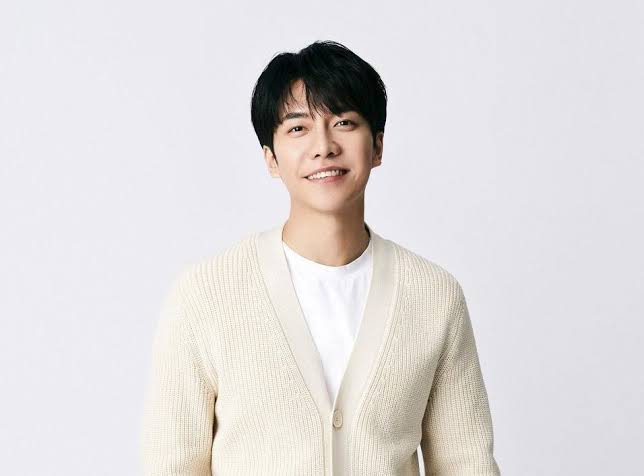 Pada tanggal 23 November 2022, Dispatch membongkar rekaman suara CEO Hook Entertainment yaitu Kwon Jin Young yang mengancamkan akan membunuh Lee Seung Gi.   "Saya bersumpah atas nama saya bhawa saya akan membunuhnya", ucap CEO Hook Entertainment dalam rekaman suara yang diungkap Dispatch.   Rekaman suara tersebut diambil saat Kwon Jin Young melangsungkan pertemuan dengan timnya, namun pertemuan tersebut berakhir dengan kemarahan dan hingga Ia mengatakan komentar kasar.   Dalam rekaman tersebut terdengar bahwa CEO Hook Entertainment mangatakan "Saya bersumpah atas nama saya bahwa saya akan membunuhnya, Saya akan menggunakan sisa hidup saya untuk mencoba membunuhnya, Persetan dengan bajingan itu, saya serius", ucap Kwon Jin Young.   Lalu ketika sutradara berusaha untuk menenangkannya, Ia malah berkata, "Kamu berisik, Tetap diam dan aku akan menggunakan sisa hidupku untuk mencoba membunuh anakku (yang ditujukan pada Lee Seunggi) kamu juga, keluar, keluar, kalian semua bajingan",ungkapnya dalam keadaan marah.   Tak hanya rekaman suara tersebut saja, namun pihak Dispatch juge mengungkap sebuah pesan teks dari CEO Hook Entertainment yang memarahi manajer Lee Seung Gi karena memakai kartu perusahaan untuk membayar kebutuhan artisnya tersebut.   Namun kebutuhan tersebut bukanlah kebutuhan yang besar karena sang manajer hanya membayar makanan ringan senilai KRW 29.800 (sekitar USD 22) dan biaya parkir senilai KRW 14.500 (sekitar USD 11).  Walaupun hanya kebutuhan yang kecil, namun CEO agensi Seung Gi tersebut tetap marah dan tak terima jika kartu perusahana digunakan untuk kebutuhan sang artis.   Tak hanya itu saja manajer Lee Seung Gi juga mengungkapkan bahwa sang CEO selalu saja mencuci otak Lee Seung Gi dengan mengatakan bahwa Seung Gi merupakan penyanyi minus yang tak menghasilkan uang.   Sang CEO juga mengatakan bahwa musik atau lagu Lee Seung Gi merupakan salah satu bentuk dari layanan untuk penggemarnya.   Selain itu setiap kali Lee Seung Gi akan meminta perhitungan atas keuntungannya bisa jadi akan membuat citranya buruk.   Sehingga Lee Seung Gi memilih untuk diam dan tidak menerima sepeserpun uang daripada citranya menjadi buruk. 