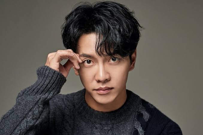 Pada tanggal 23 November 2022, Dispatch membongkar rekaman suara CEO Hook Entertainment yaitu Kwon Jin Young yang mengancamkan akan membunuh Lee Seung Gi.   "Saya bersumpah atas nama saya bhawa saya akan membunuhnya", ucap CEO Hook Entertainment dalam rekaman suara yang diungkap Dispatch.   Rekaman suara tersebut diambil saat Kwon Jin Young melangsungkan pertemuan dengan timnya, namun pertemuan tersebut berakhir dengan kemarahan dan hingga Ia mengatakan komentar kasar.   Dalam rekaman tersebut terdengar bahwa CEO Hook Entertainment mangatakan "Saya bersumpah atas nama saya bahwa saya akan membunuhnya, Saya akan menggunakan sisa hidup saya untuk mencoba membunuhnya, Persetan dengan bajingan itu, saya serius", ucap Kwon Jin Young.   Lalu ketika sutradara berusaha untuk menenangkannya, Ia malah berkata, "Kamu berisik, Tetap diam dan aku akan menggunakan sisa hidupku untuk mencoba membunuh anakku (yang ditujukan pada Lee Seunggi) kamu juga, keluar, keluar, kalian semua bajingan",ungkapnya dalam keadaan marah.   Tak hanya rekaman suara tersebut saja, namun pihak Dispatch juge mengungkap sebuah pesan teks dari CEO Hook Entertainment yang memarahi manajer Lee Seung Gi karena memakai kartu perusahaan untuk membayar kebutuhan artisnya tersebut.   Namun kebutuhan tersebut bukanlah kebutuhan yang besar karena sang manajer hanya membayar makanan ringan senilai KRW 29.800 (sekitar USD 22) dan biaya parkir senilai KRW 14.500 (sekitar USD 11).  Walaupun hanya kebutuhan yang kecil, namun CEO agensi Seung Gi tersebut tetap marah dan tak terima jika kartu perusahana digunakan untuk kebutuhan sang artis.   Tak hanya itu saja manajer Lee Seung Gi juga mengungkapkan bahwa sang CEO selalu saja mencuci otak Lee Seung Gi dengan mengatakan bahwa Seung Gi merupakan penyanyi minus yang tak menghasilkan uang.   Sang CEO juga mengatakan bahwa musik atau lagu Lee Seung Gi merupakan salah satu bentuk dari layanan untuk penggemarnya.   Selain itu setiap kali Lee Seung Gi akan meminta perhitungan atas keuntungannya bisa jadi akan membuat citranya buruk.   Sehingga Lee Seung Gi memilih untuk diam dan tidak menerima sepeserpun uang daripada citranya menjadi buruk. 