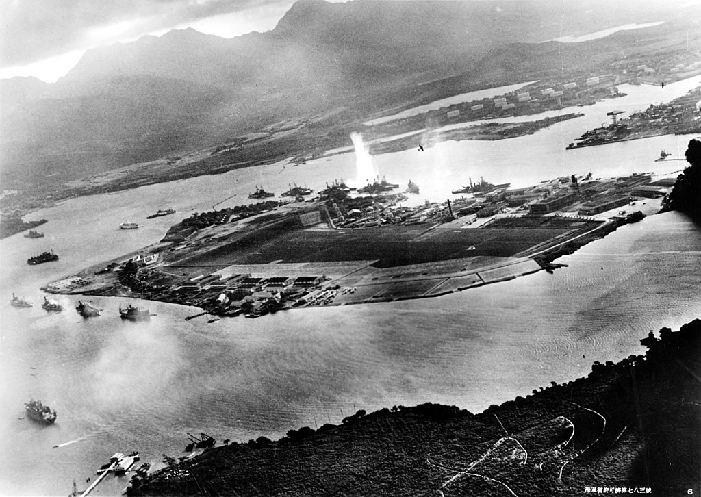 Foto Penyerangan Pearl Harbor dari pesawat terbang Jepang 