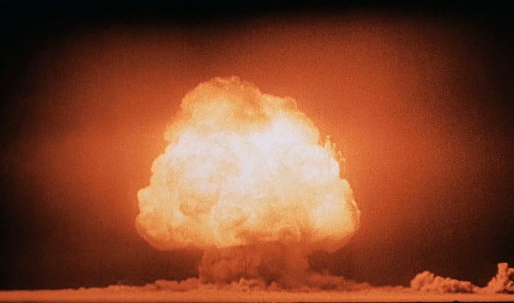 ledakan nuklir film Oppenheimer Trinity Detonation