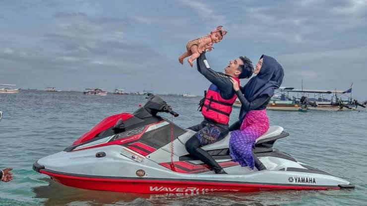 Anak Ria Ricis Diajak Main Jetsky, Netizen: Awas Kena Shaken Baby Syndrome