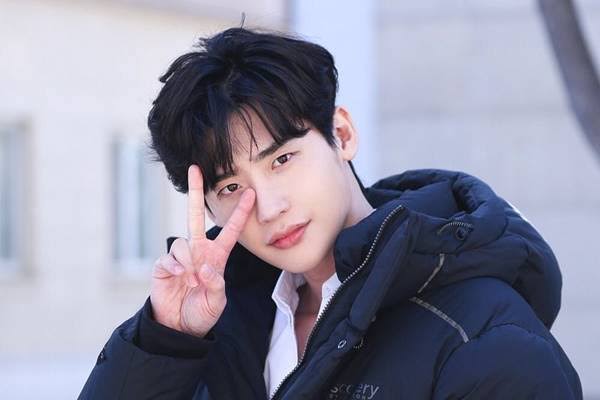 IU dan Lee Jong Suk Kompak Tulis Surat Cinta untuk Fans di Malam Tahun Baru!