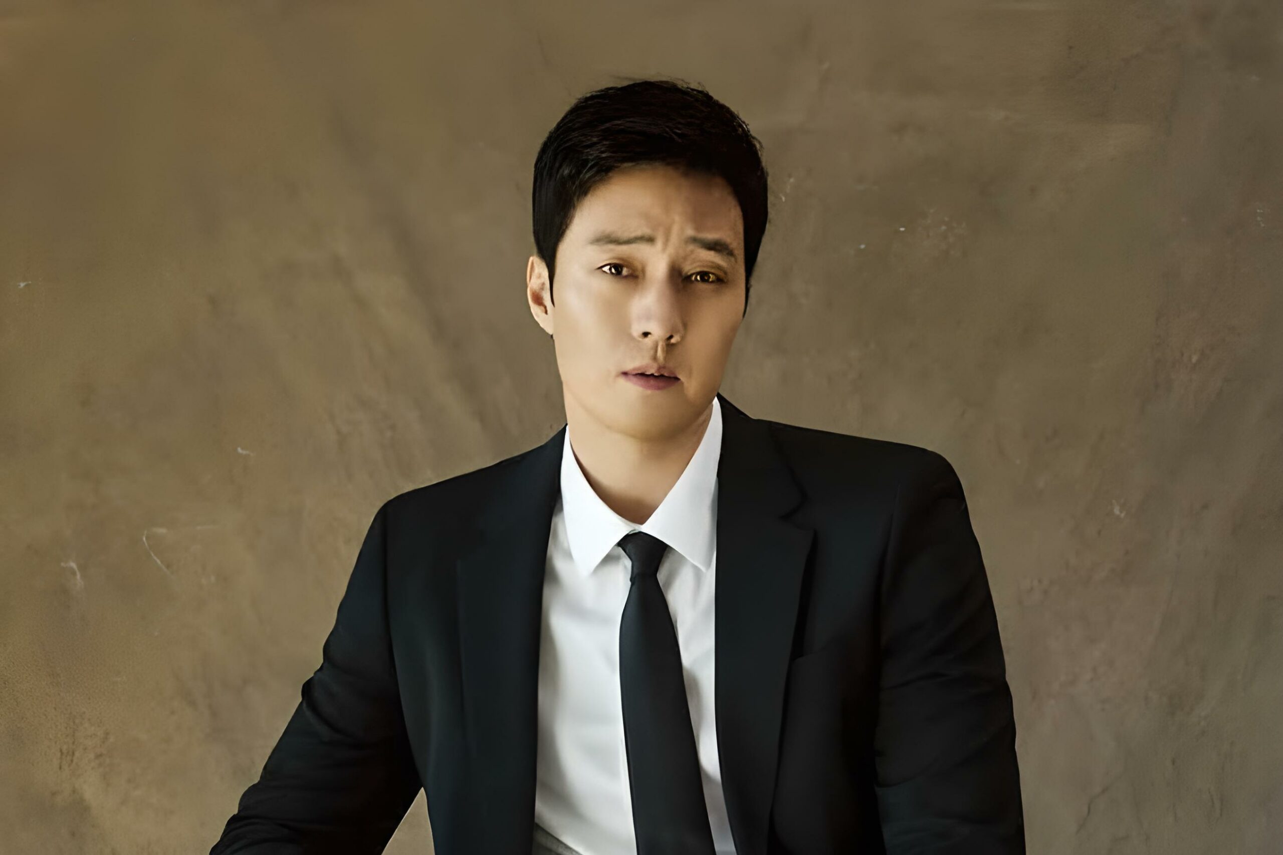 So Ji Sub Akan Bintangi Drama Terbaru Plaza Wars