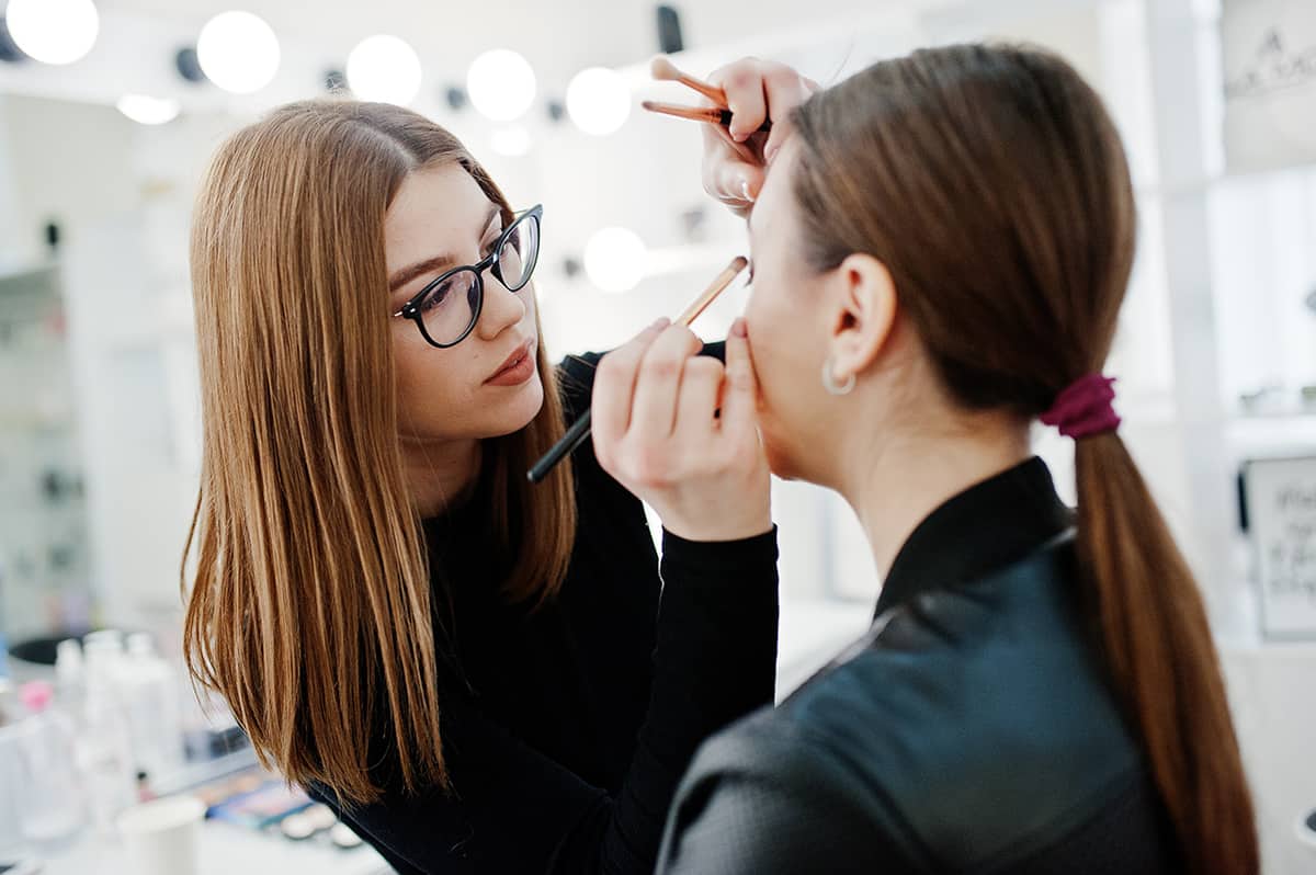 6 Tips Memilih Make Up Artist Profesional