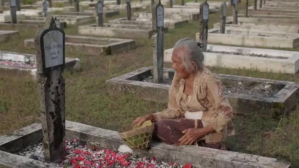 Nonton Film Ziarah Bukan LK21, Kisah Mbah Sri Mencari Makam Suaminya!