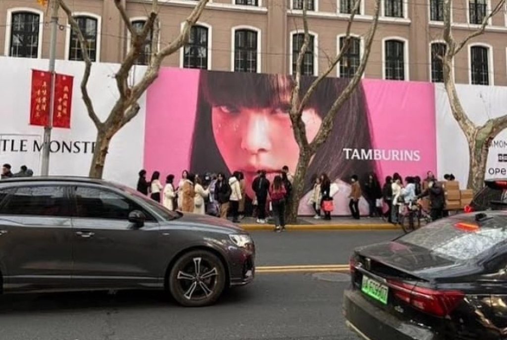 Pengaruh Luar Biasa Jennie BLACKPINK, Poster TAMBURINS Jadi Spot Foto Hits!