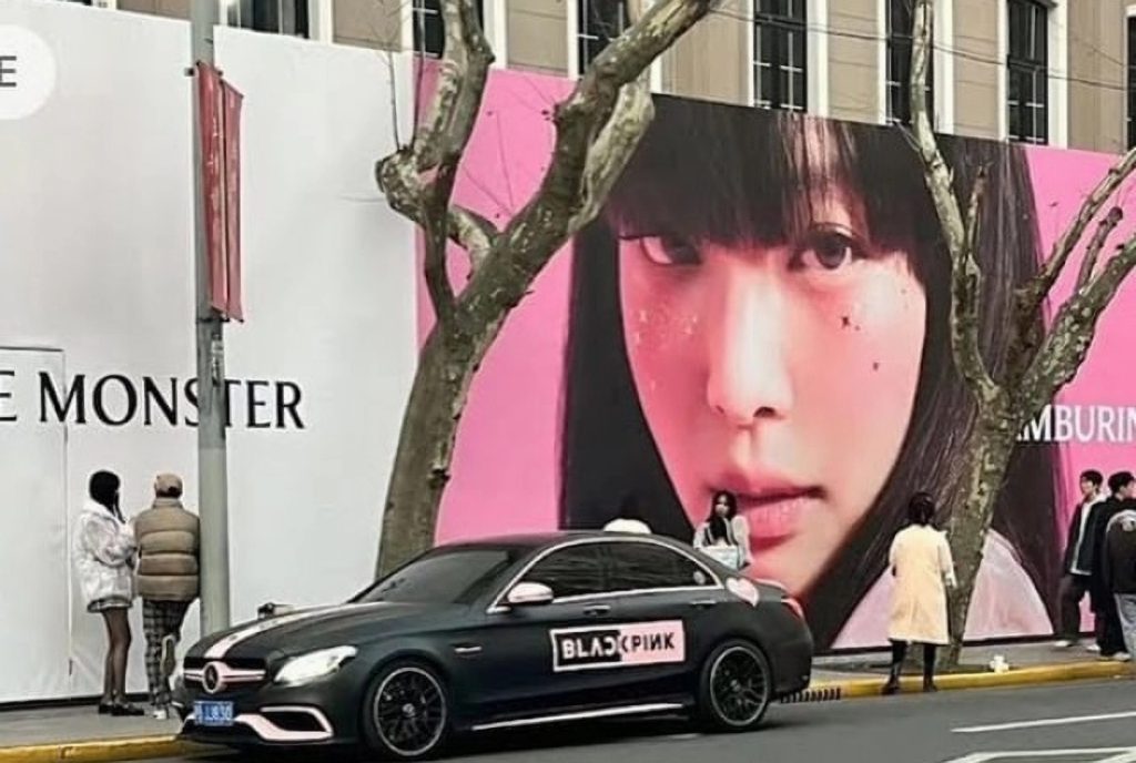 Pengaruh Luar Biasa Jennie BLACKPINK, Poster TAMBURINS Jadi Spot Foto Hits!