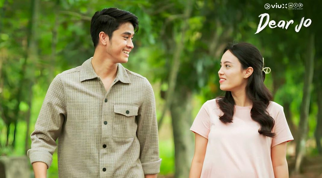 Untuk kalian yang ingin atau tengah mencari link untuk Nonton Film Dear Jo Episode 1-10 Full Episode Bukan LK21 dengan Sinopsis Lengkapnya!

Sambutlah episode perdana dari serial terbaru yang pasti akan menguras emosi, "Dear Jo".

Dengan rating usia 13+, drama ini menjanjikan kisah yang menyentuh hati dan penuh dengan konflik yang menggelora. Mari kita simak sinopsis lengkap dari Film Dear Jo!

Sinopsis Dear Jo

Dalam sinopsis episode pertama ini, kita akan dibawa memasuki kehidupan dua sahabat, Ella dan Maura, yang bekerja di KBRI Baku.

Keduanya memiliki impian untuk menemukan pasangan hidup masing-masing.

Namun, takdir mempermainkan mereka ketika Ella jatuh cinta pada Joshua, yang ternyata dijodohkan dengan Maura.

Konflik pun muncul saat Ella berusaha menjauh demi memberi kesempatan pada Maura untuk bahagia dengan Joshua.

Namun, segalanya berubah drastis ketika Ella harus pindah dan mengalami tragedi dengan suaminya, Samir, yang meninggalkan Ella hamil.

Dalam situasi sulit ini, Maura berdiri sebagai penopang, tetapi keadaan semakin rumit ketika Maura dinyatakan tidak bisa hamil.

Ella kemudian memberikan harapan kepada sahabatnya dengan menyetujui ide Maura untuk meminjam rahimnya.

Namun, nasib berkata lain saat kecelakaan merenggut Maura, meninggalkan Jo, yang sangat terpukul dengan kehilangannya.

Link Nonton Film Dear Jo Episode 1-10 Full Episode Bukan LK21

Dengan latar belakang perjodohan yang diatur keluarga Jo dengan Carissa di Indonesia, dilema semakin menghimpit Jo ketika Ella tiba di Jakarta dalam kehamilan tujuh bulan.

Rahasia dan intrik pun semakin memperumit hubungan antara Jo, Ella, dan Ben, sahabat Jo.

Pertanyaan dramatis pun muncul: dalam momen krusial persalinan Ella, siapakah yang akan mendampinginya, Jo atau Ben?

Dengan konflik yang semakin memanas, "Dear Jo" akan menguji kekuatan persahabatan dan membawa penonton pada perjalanan emosional yang tak terlupakan. 

Jangan Nonton Film Dear Jo Episode 1-10 Full Episode LK21 di website tersebut, gunakan web yang Digstraksi berikan dibawah.

WATCH DEAR JO EPISODE 1-10 OFFICIALLY ON VINonton Film Dear Jo Episode 1-10 Full Episode LK21