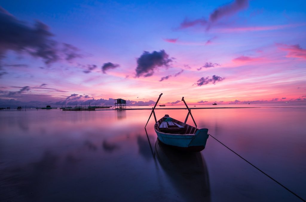 menikmati hari valentine dengan perahu tradisional