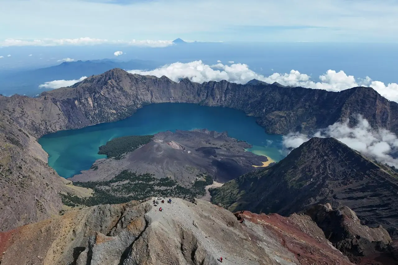 Trekking Rinjani, Menjelajahi Gunung Tertinggi di Lombok